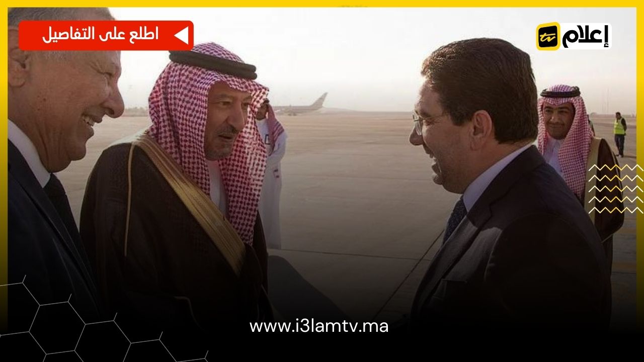 استقبل وليد بن عبد الكريم الخريجي، نائب وزير الخارجية السعودي، الاثنين، وزير الخارجية المغربي، ناصر بوريطة، لدى وصوله مطار الملك خالد الدولي بالرياض.