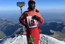 علم المغرب يرفرف عاليا على واحدة من 7 قمم الأعلى في العالم بفضل الطفل يوسف التازي