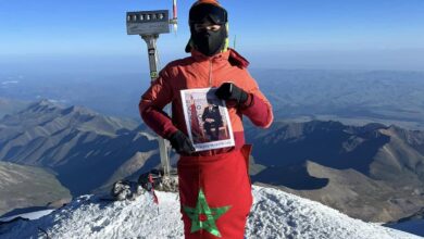 علم المغرب يرفرف عاليا على واحدة من 7 قمم الأعلى في العالم بفضل الطفل يوسف التازي