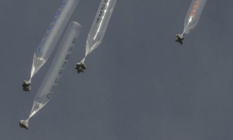 كوريا الشمالية ترسل 50 بالونا محملة بالقمامة لجارتها الجنوبية