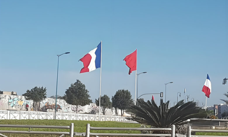 الأعلام المغربية والفرنسية تزين الرباط استعدادًا لاستقبال ماكرون