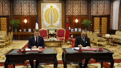 الملك محمد السادس وماكرون يوقعان إعلان الشراكة الاستثنائية بين المغرب وفرنسا.