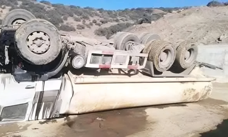 إنقلاب شاحنة مائية يخلف قتيلًا وجريحًا قرب سيدي إفني