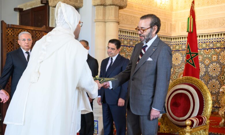 الملك يعين عددا من السفراء الجدد