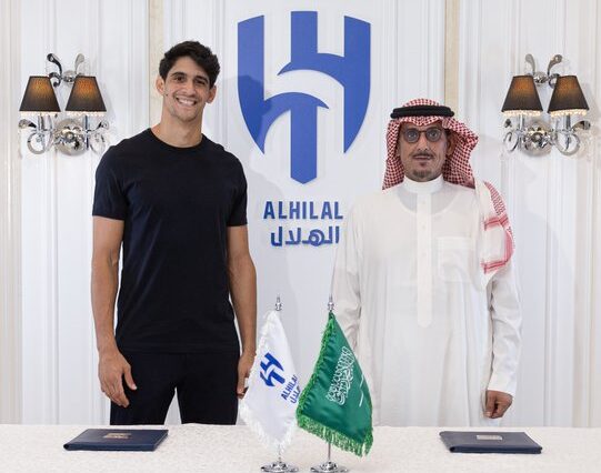 الهلال السعودي يمدد عقد الحارس المغربي ياسين بونو إلى 2028